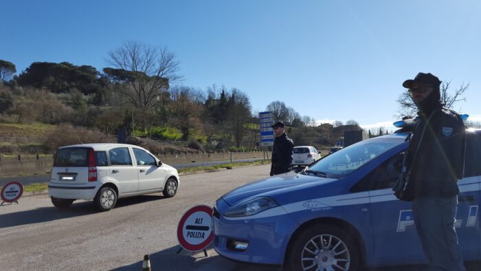 CONTROLLO DELLA POLIZIA, NIGERIANO FUGGE NEI CAMPI