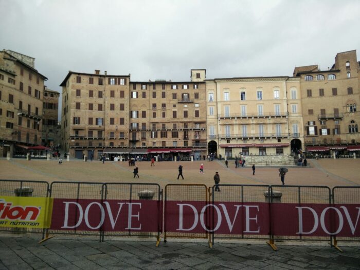 Gran Fondo Strade Bianche, pioggia sulla corsa