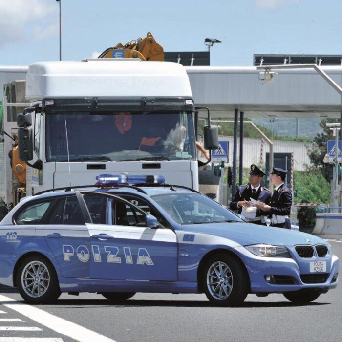 Trasporta cibo avariato destinato a negozi senesi