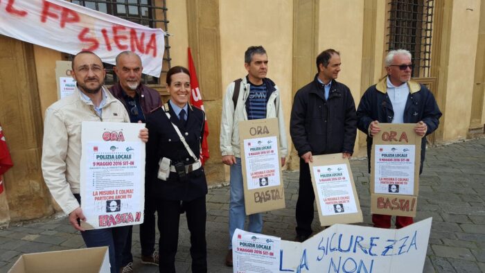 Protesta e sit in degli agenti di polizia municipale e provinciale