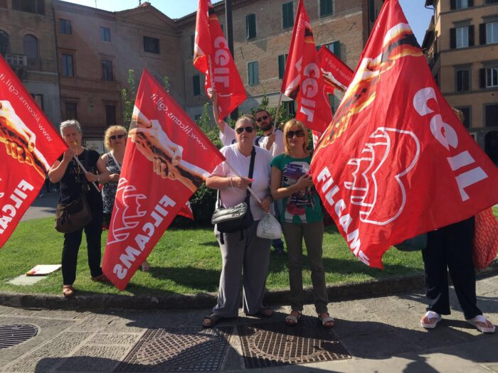 Stipendi minimi e pagati in ritardo: scioperano addetti alle pulizie delle Poste