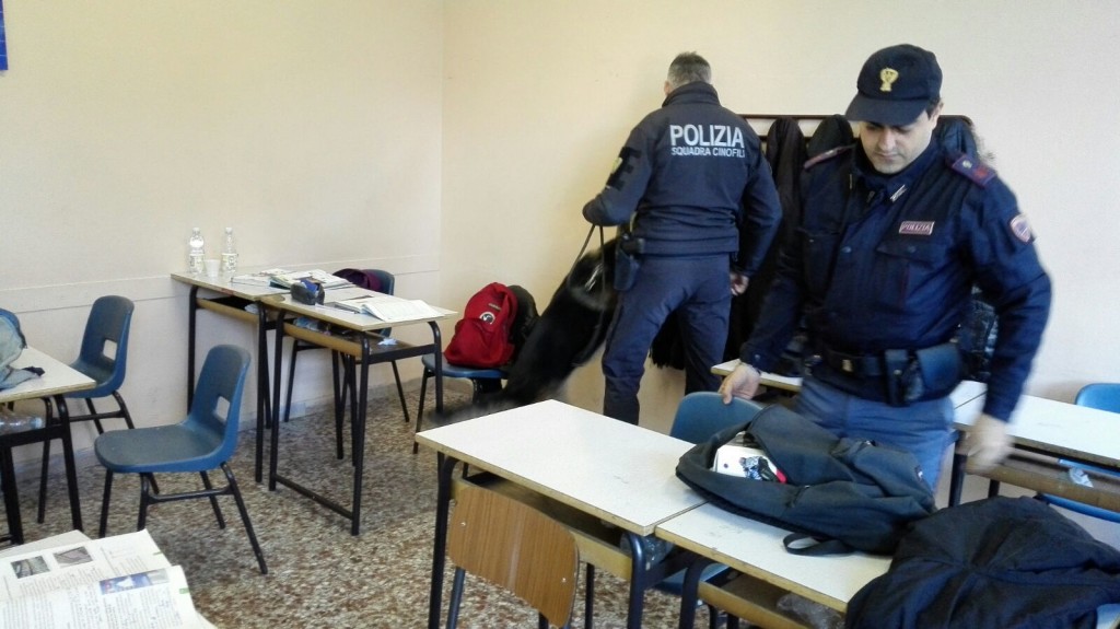 Polizia, nuovi controlli antidroga nelle scuole: denunciato un minorenne senese