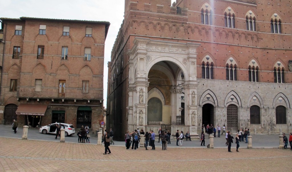 Da stasera la cappella di Piazza del Campo si illumina col colore della terra di Siena