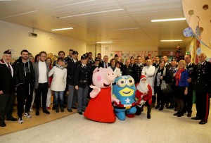 I doni dei Carabinieri, della Polizia di Stato e della Robur Siena ai bambini delle Scotte