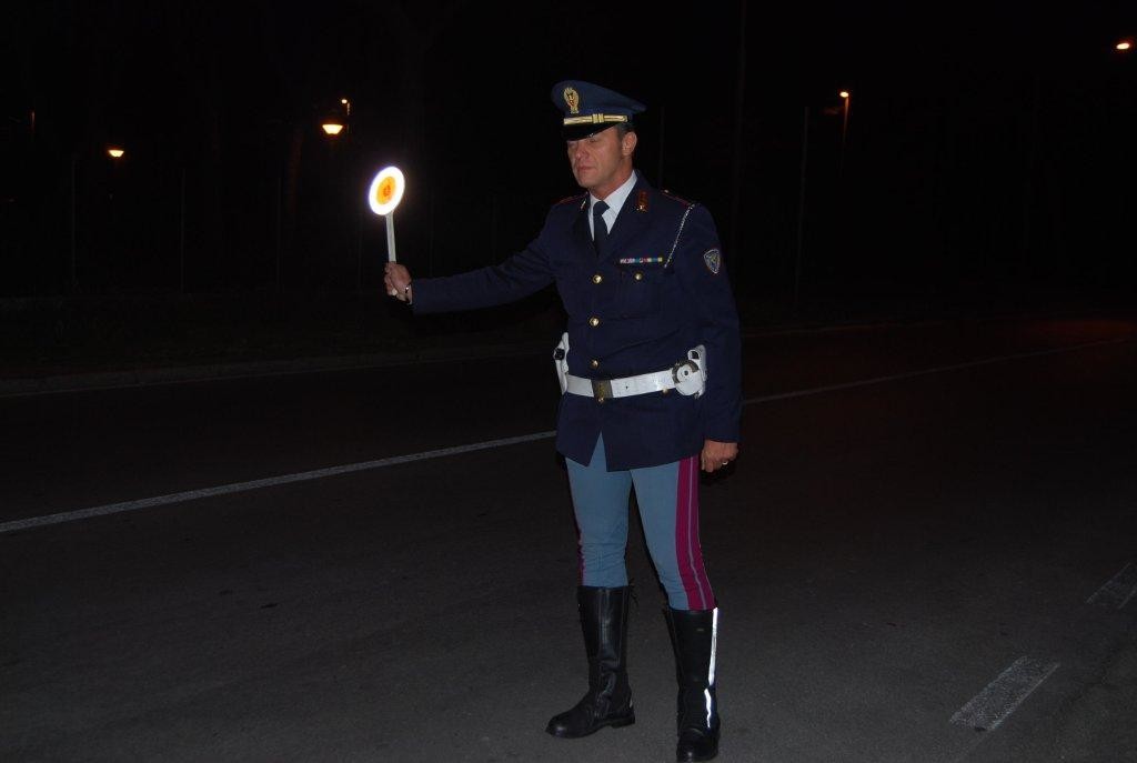 Patente falsa per sfuggire all’arresto: bloccato dalla Polizia