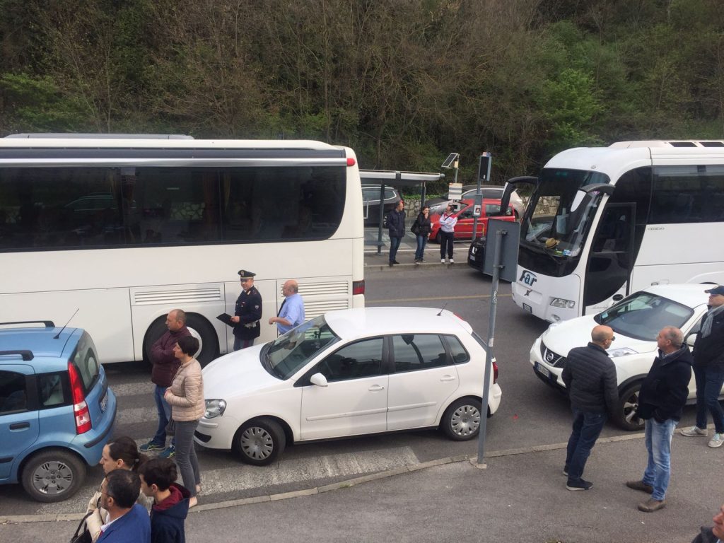 Controlli alla partenza per la gita del liceo scientifico