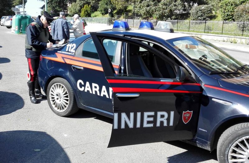 Guida ubriaco a folle velocità e forza il posto di blocco dei carabinieri: inseguito e arrestato