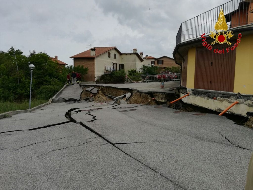 Frana a Montalcino, sono sei le villette inagibili