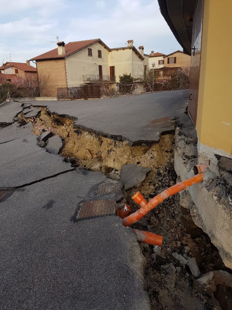 Frana strada a Montalcino