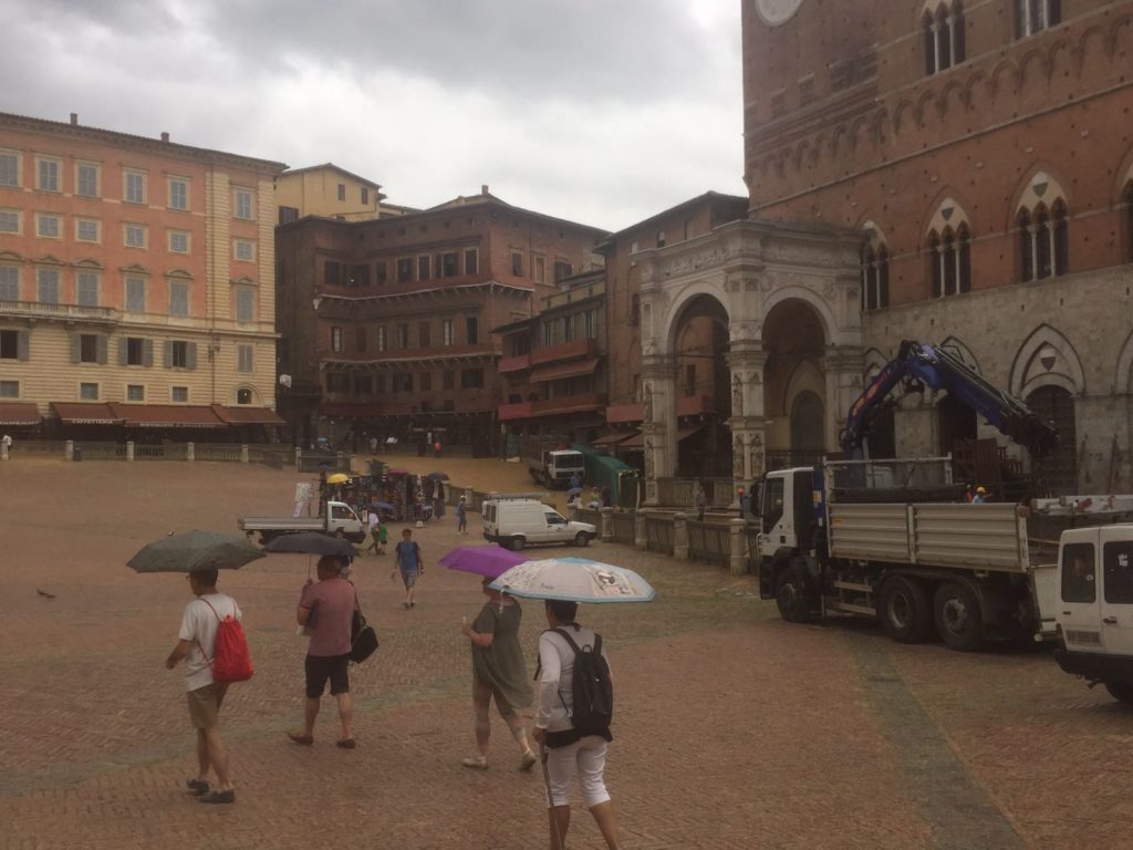 Ancora pioggia, a rischio anche la prova del pomeriggio - LE FOTO