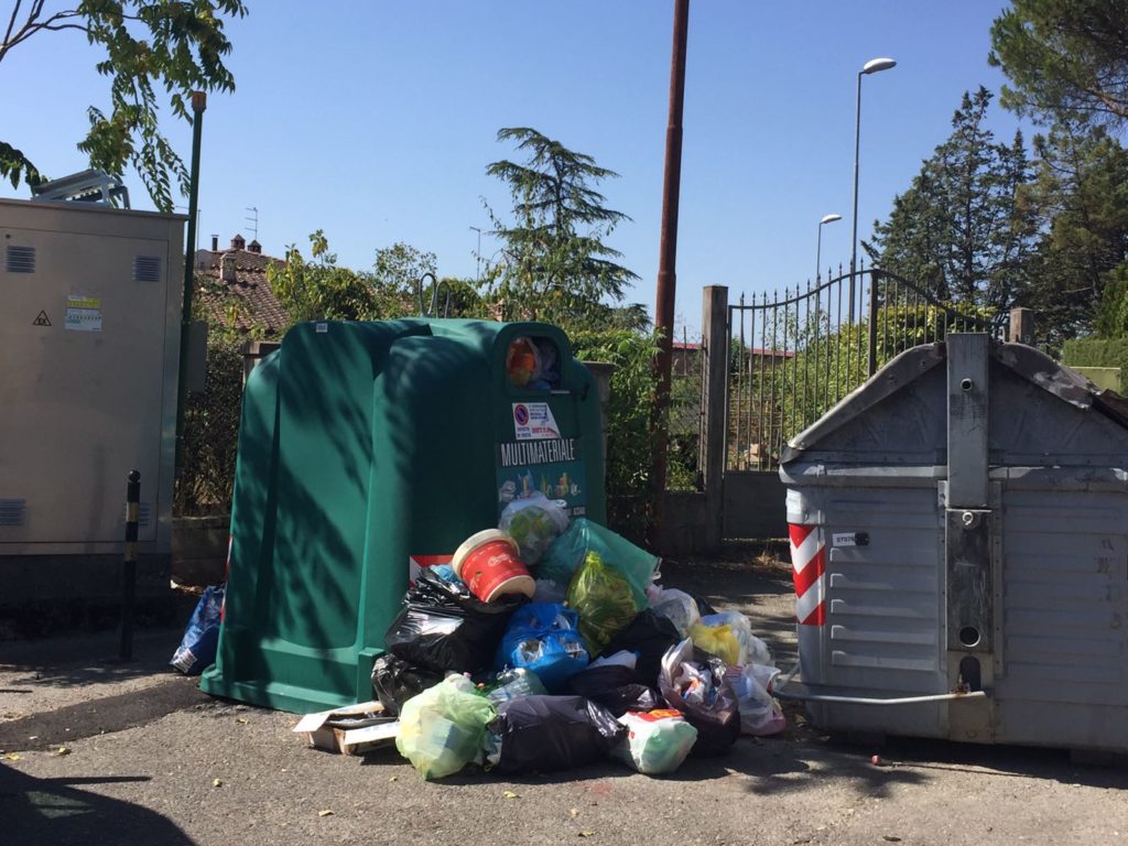 Scarica rifiuti pericolosi per strada, beccato grazie alla segnalazione di un cittadino