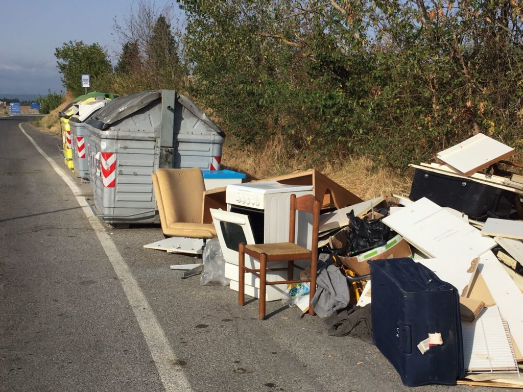 Rifiuti ingombranti e tossici abbandonati sulle strade senesi