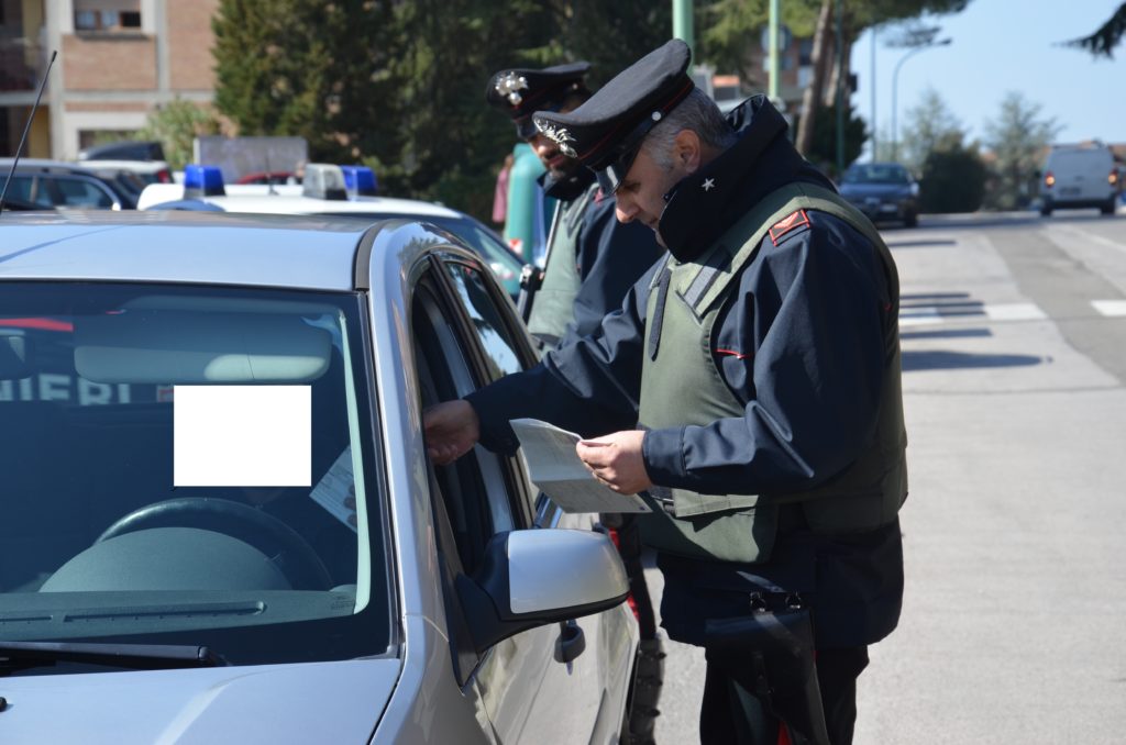 Pizzicato dai carabinieri con un coltello a serramanico in macchina