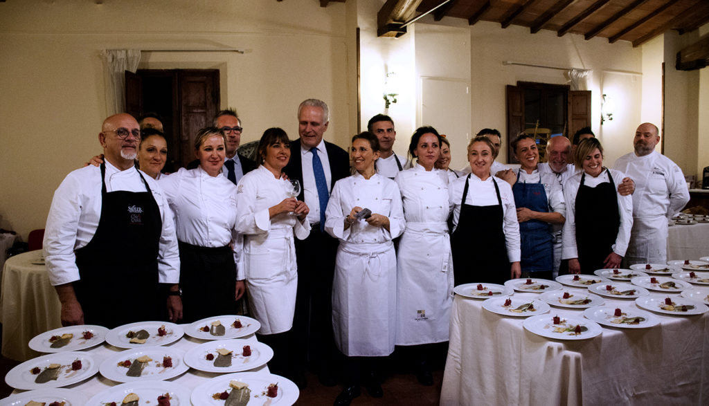 Asciano, in centinaia alla mostra del Tartufo. Domani la gara tra i cuochi delle contrade arbitrata da Carletti dei Nomadi