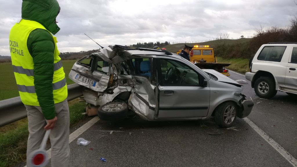 Due sorelle di 18 e 15 anni di Buonconvento coinvolte nell'incidente sulla Cassia