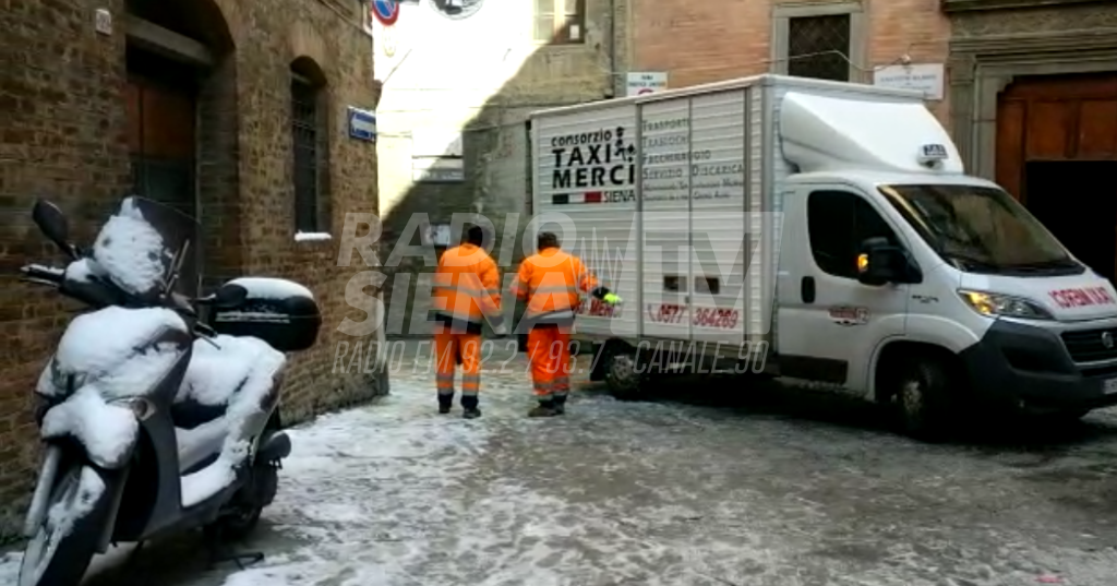 Emergenza neve, polemiche su scuole aperte e strade ghiacciate: le precisazioni del Comune