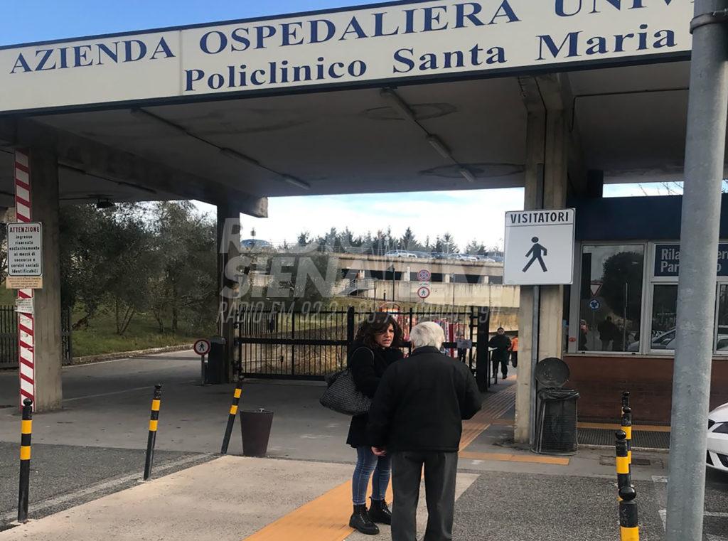 La leghista Tiziana Nisini protesta davanti alle Scotte contro i tagli alla sanità