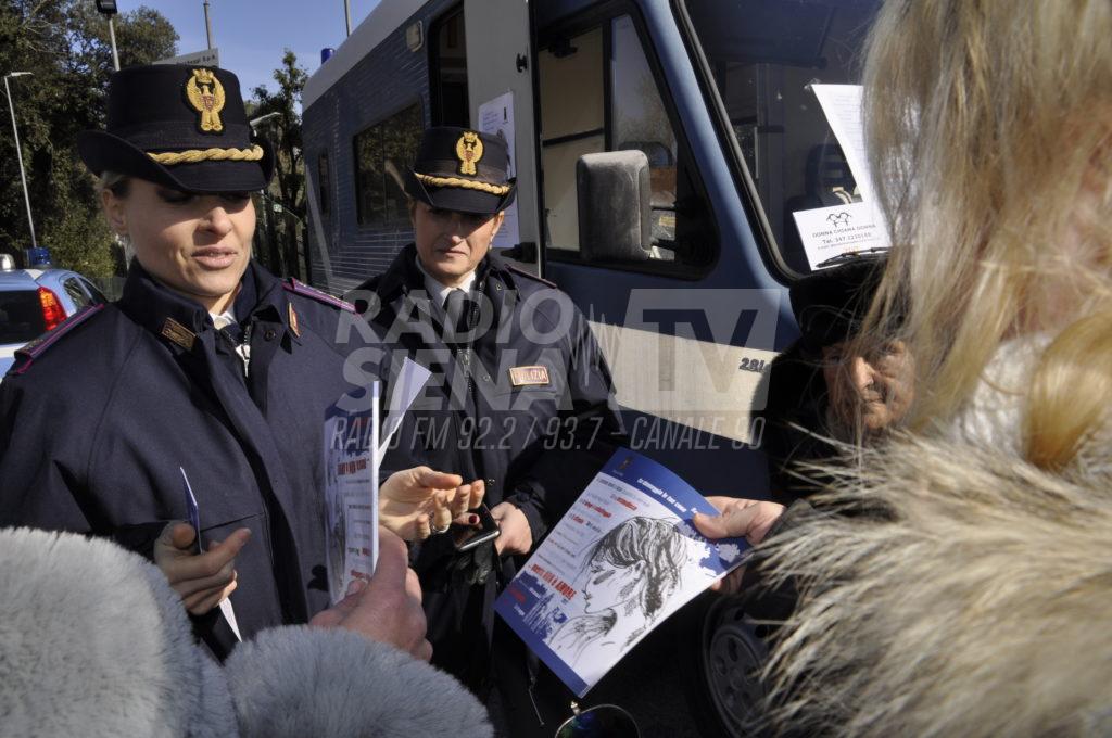 "Questo non è amore", per San Valentino a Siena il camper della Polizia contro la violenza di genere