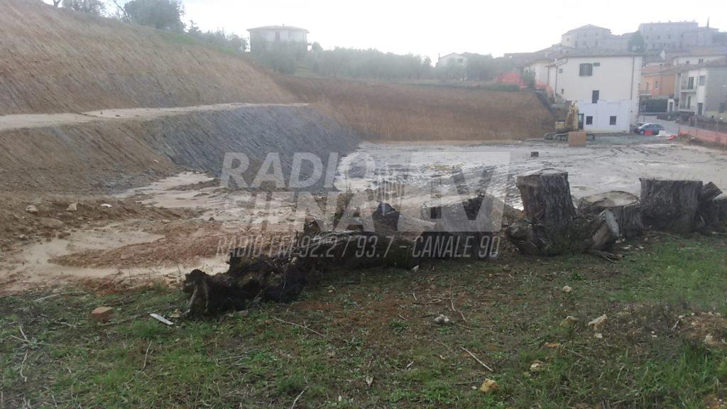 M5s Rapolano Terme: "Sbancati 14mila metri cubi di terreno sotto il cimitero, si sequestri il cantiere"