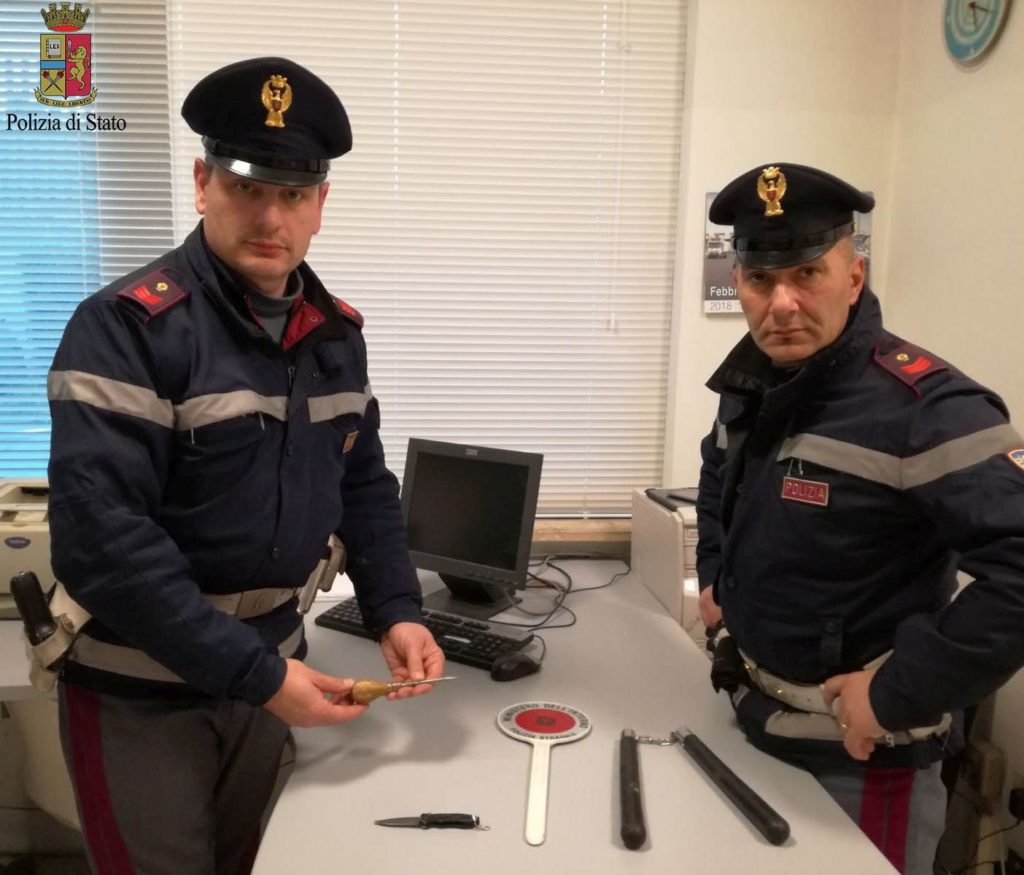 Porta con sè coltello e arma da arti marziali spacciandoli per giocattoli dei figli, denunciato