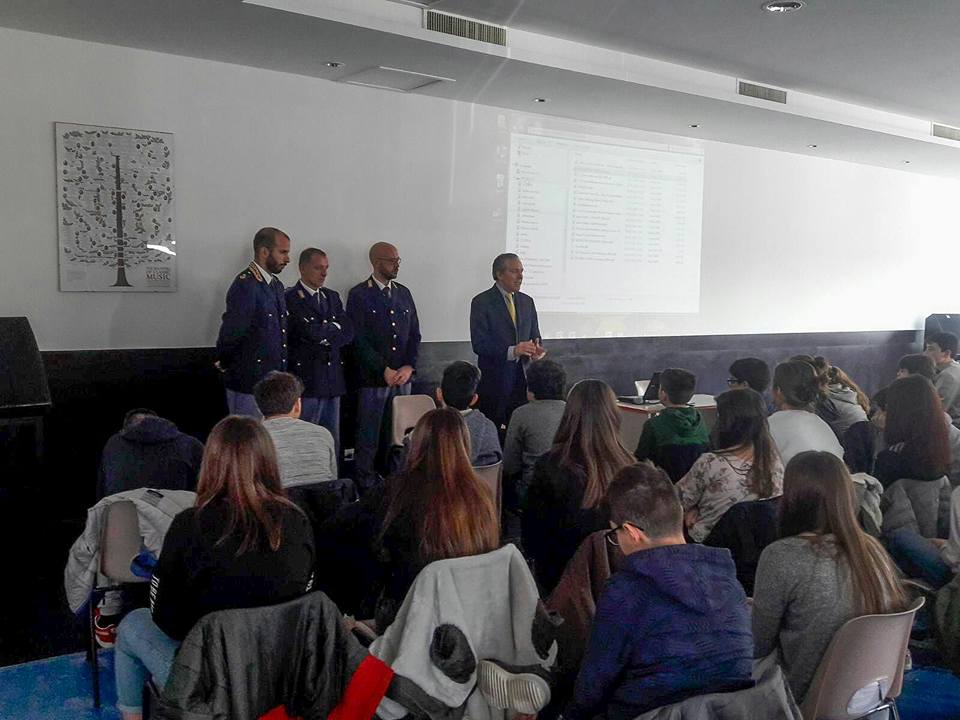 I ragazzi della Mattioli a lezione con la Polizia