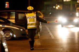 Maxi posto di blocco della Polizia nel weekend: 2 patenti ritirate e 54 persone controllate