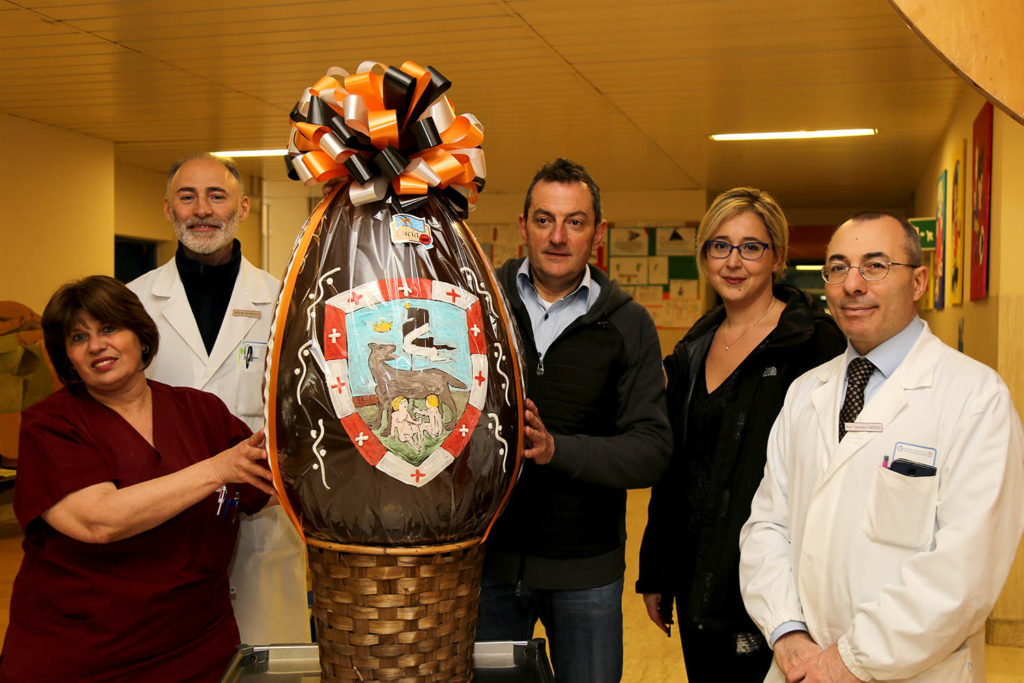 La contrada della Lupa dona un uovo di cioccolato gigante ai bimbi di Pediatria