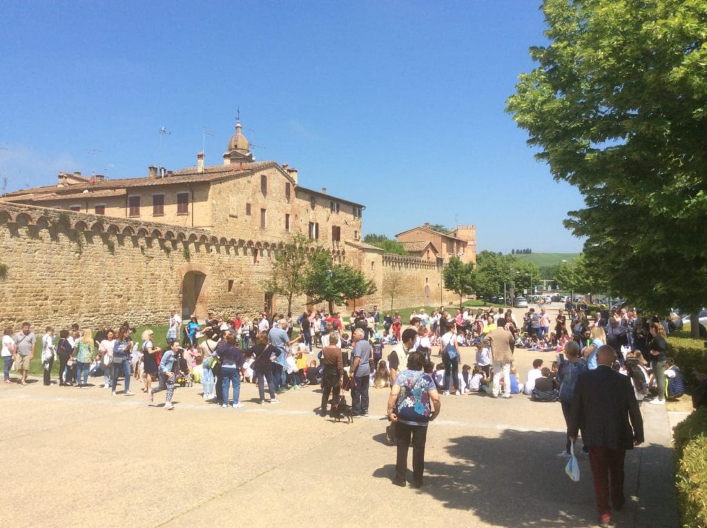 A Buonconvento i ragazzi delle scuole in strada per abbracciare il paese