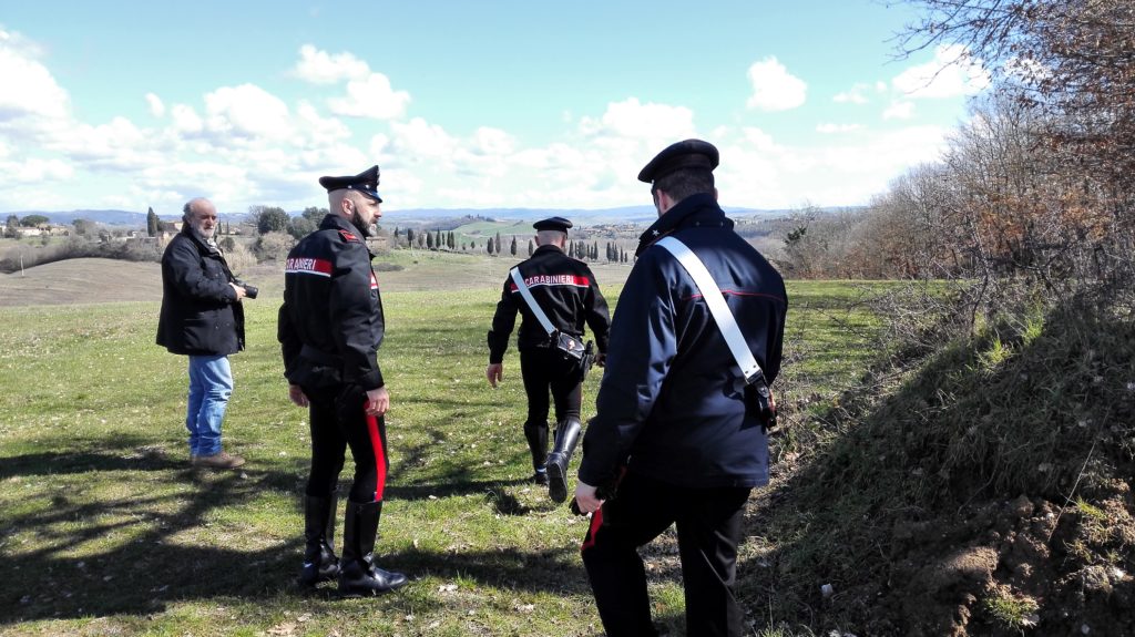 Omicidio Sinalunga, nella fuga l'assassino si è fratturato una gamba. Si cerca la pistola