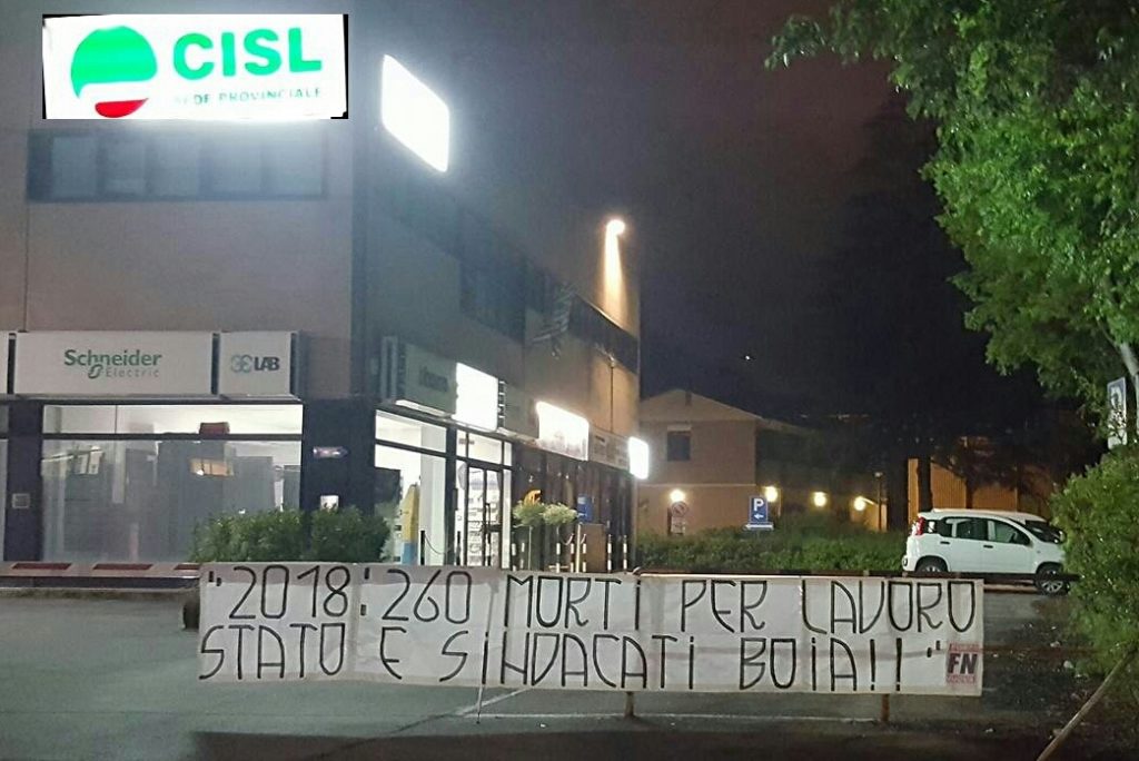 Morti sul lavoro, striscione di Forza Nuova contro i sindacati. Cisl: "Non ci faremo intimidire"