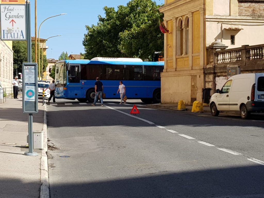 Bus fermo in mezzo di strada, guasto al cambio: Tiemme al lavoro per rinnovare il parco mezzi