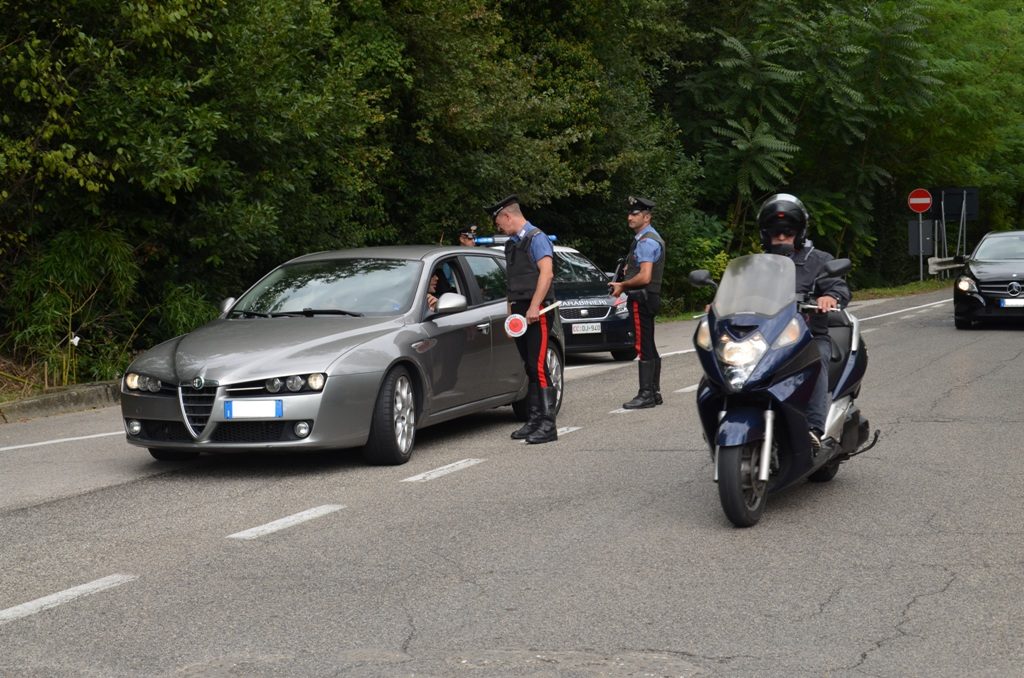 Guida con la patente sospesa dichiarando un nome falso: in arrivo maxi multa