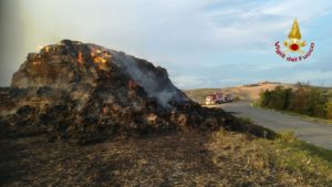 Rotoballe di fieno in fiamme, circolazione interrotta