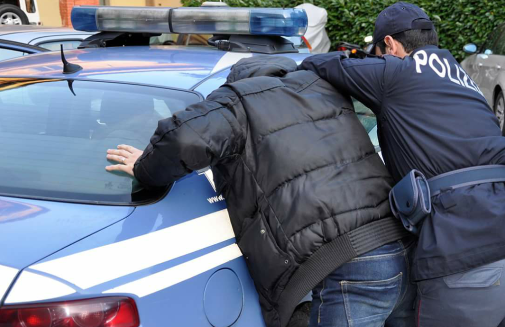 Porta Siena, ubriaco molesta i passanti e si scaglia contro i poliziotti