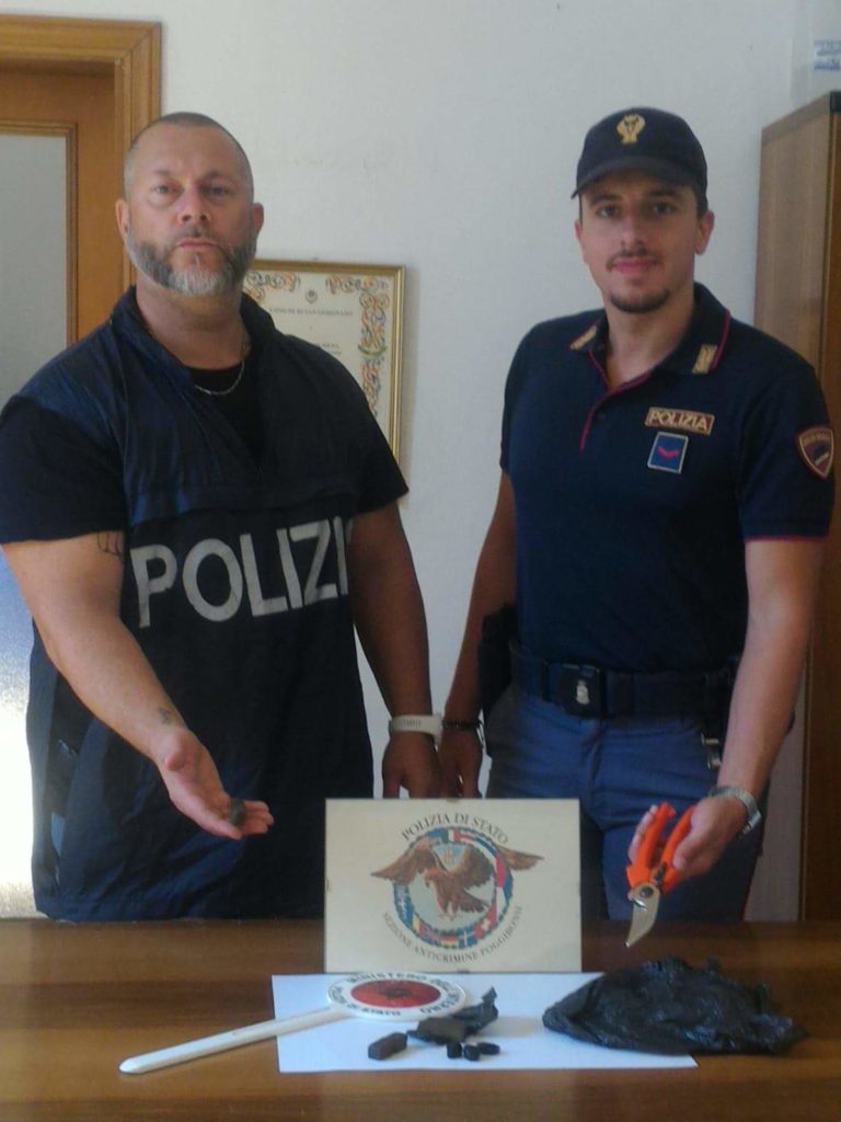 Vede i poliziotti e scappa lanciando a terra la droga