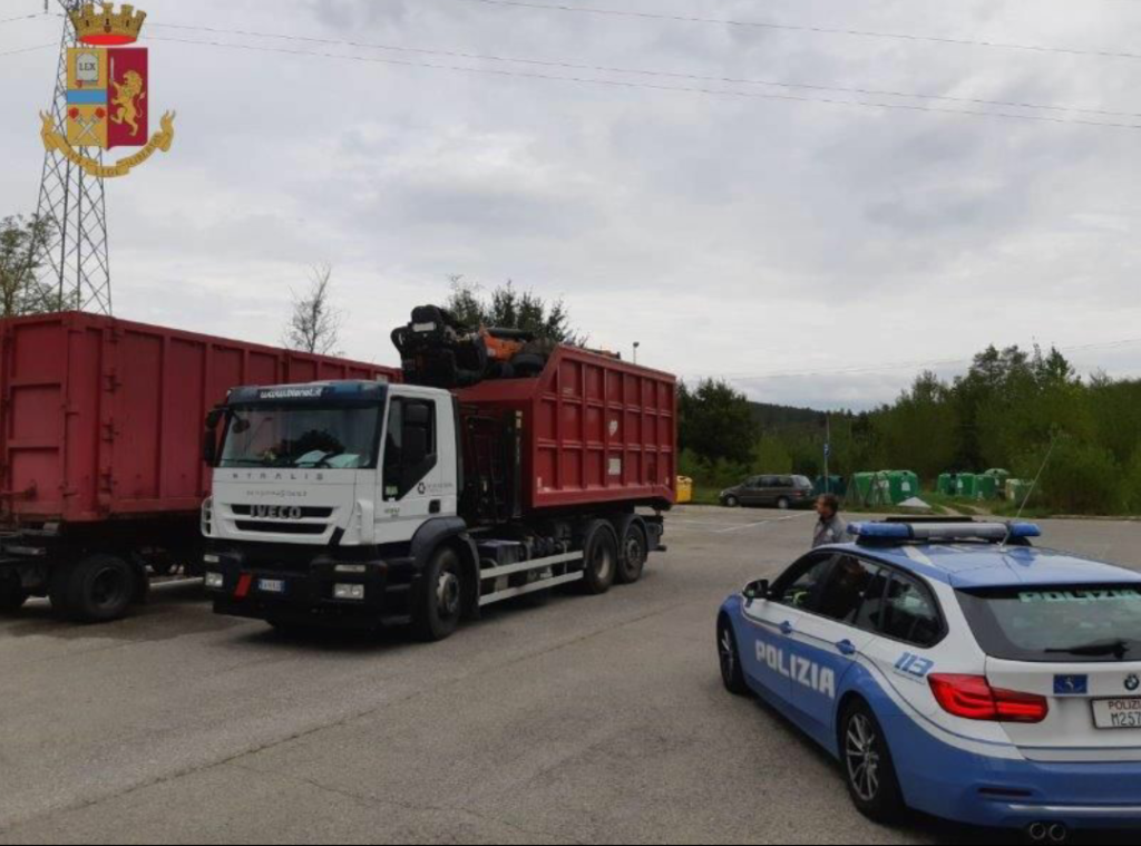 Trasporta gomme non coperte su un tir senza autorizzazione: multa di 4mila euro