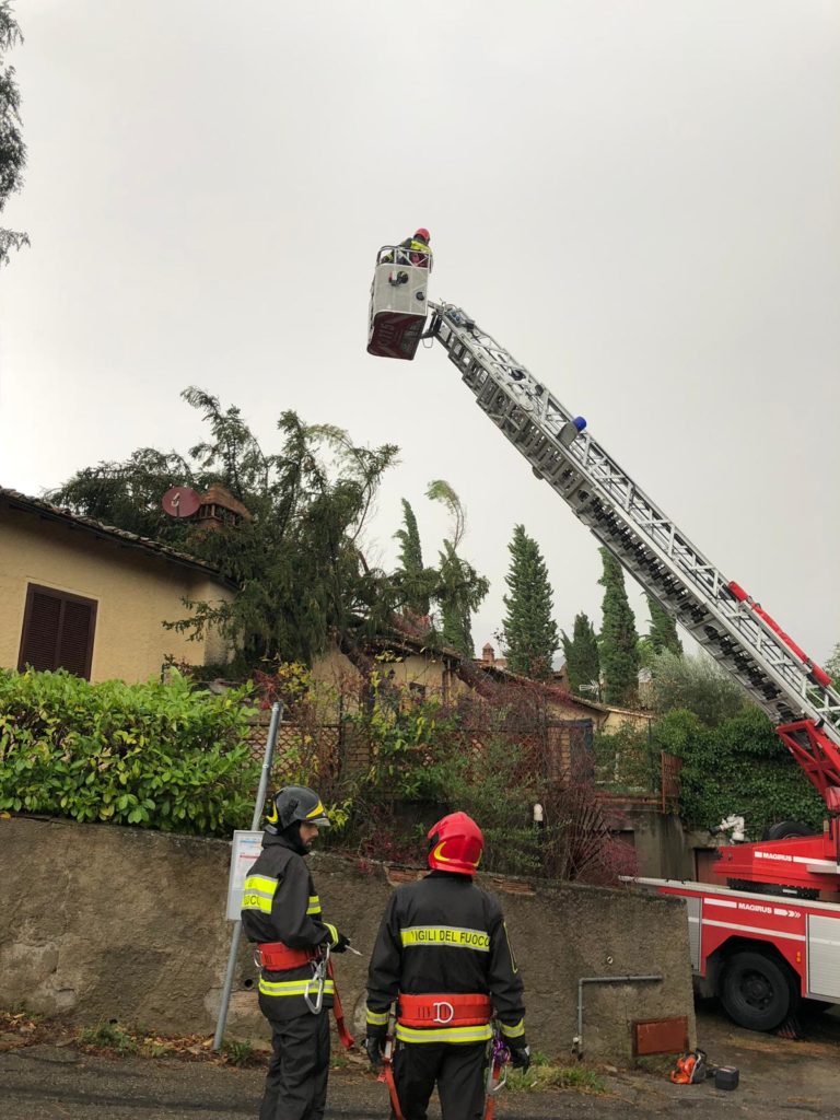 Maltempo, continuano gli interventi. In tanti ancora senza corrente