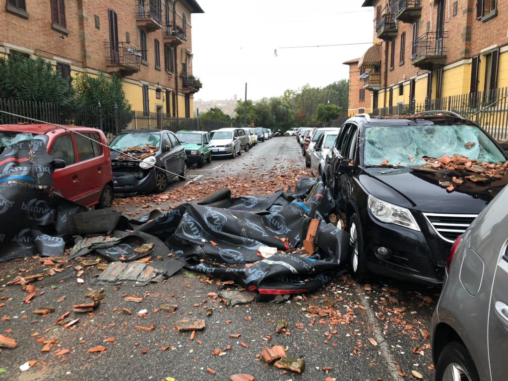 Crolla il tetto sulle auto, 7 famiglie evacuate