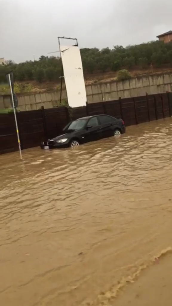 Maltempo, il Comune: "Limitare gli spostamenti in auto e a piedi"