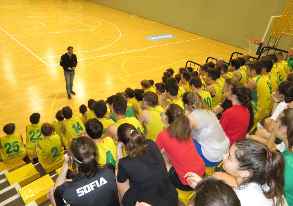 Gli arbitri di Siena in visita agli atleti del Costone