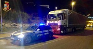 Ubriaco alla guida del TIR sull'AutoPalio, fermato e denunciato il conducente