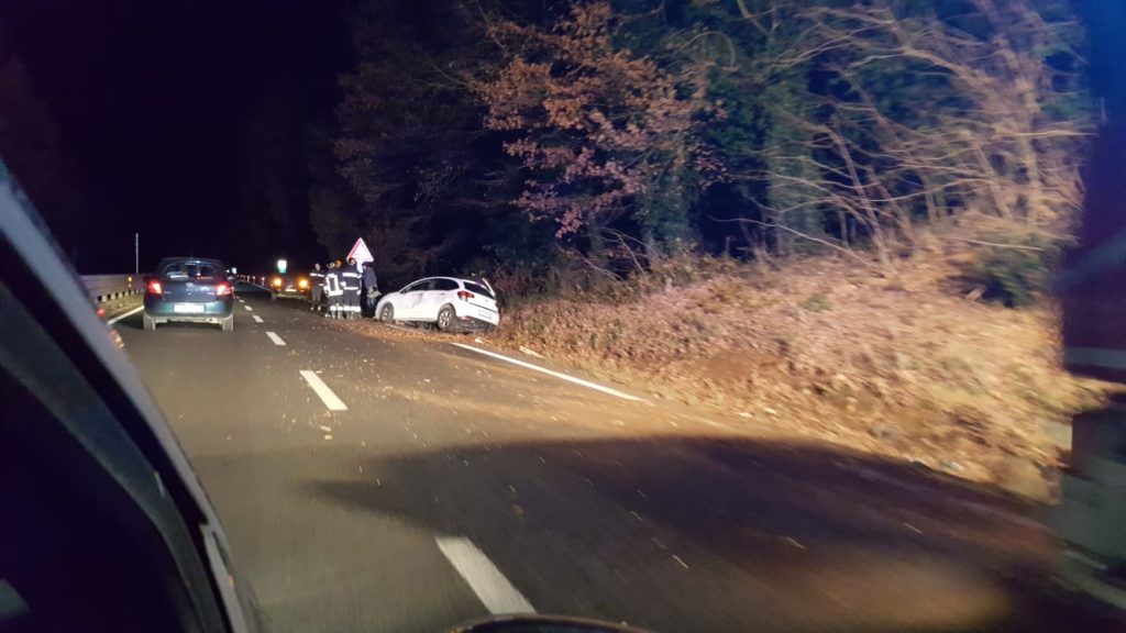 Autopalio, veicolo finisce fuori strada