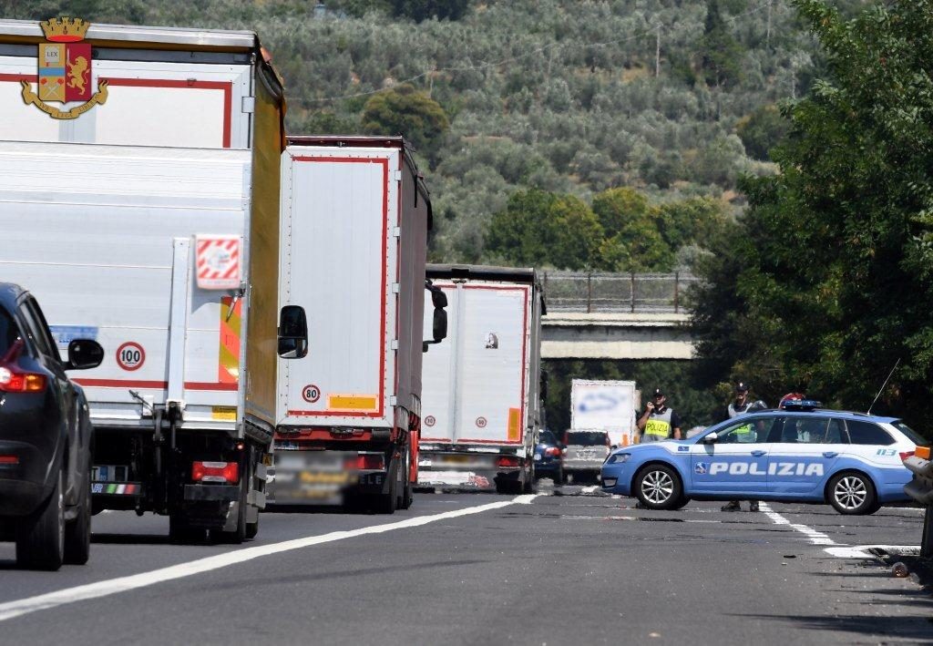 Trasporta 25 tonnellate di rottami senza autorizzazione, denunciato camionista