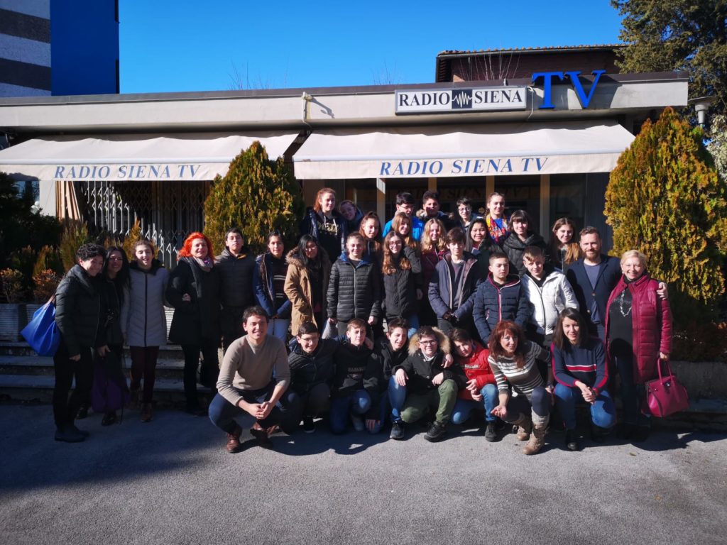 Cronisti in classe, i ragazzi della San Bernardino in visita agli studi di RadioSienaTv