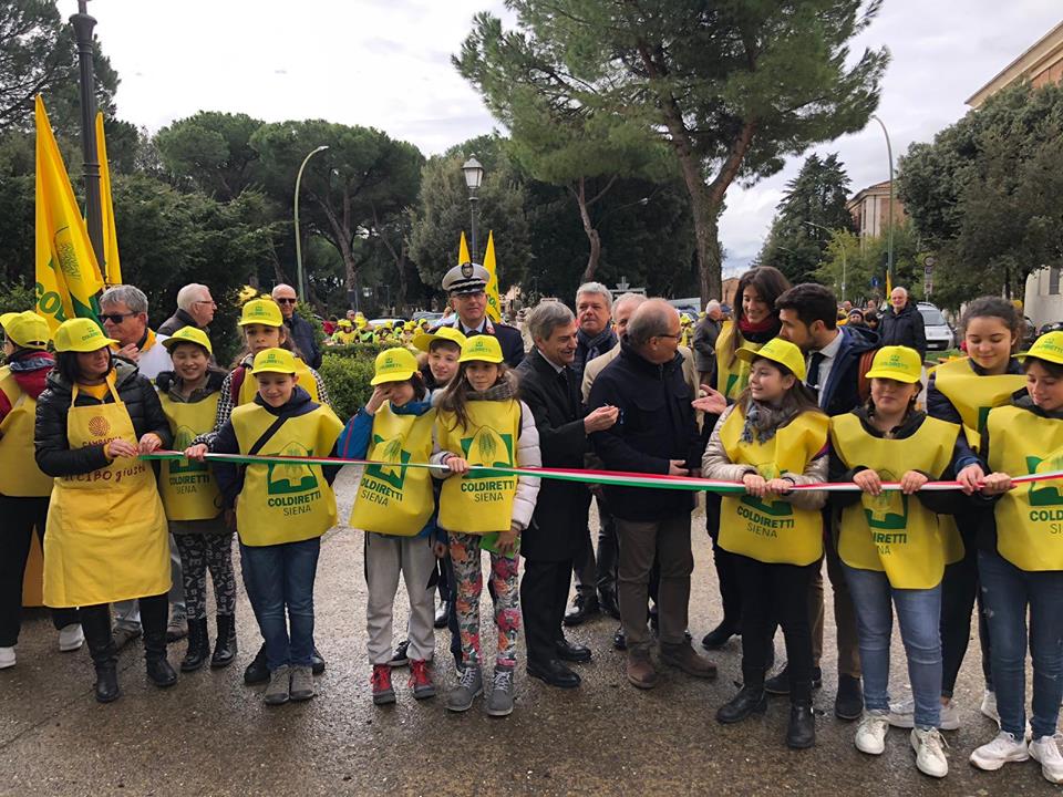 Inaugurato il mercato degli agricoltori in piazza Amendola