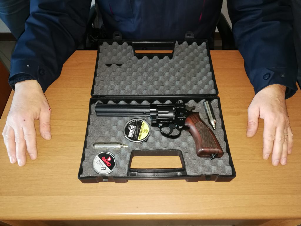 Commerciante minaccia i clienti con una pistola giocattolo