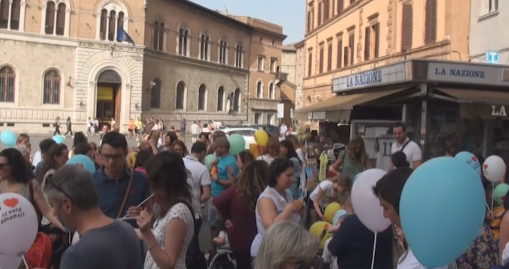 Statalizzazione scuole, Comitato dei genitori in corteo: "Temiamo il colpo di mano in estate"