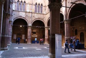 Red carpet per i Teatri di Siena, sfilata di vip al Cortile del Podestà