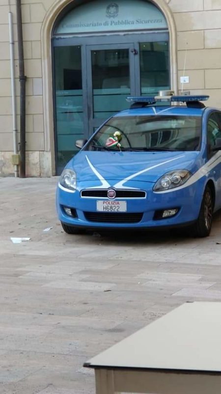 Rose sulle auto della Polizia: gesto di cordoglio di un cittadino per la tragedia di Trieste