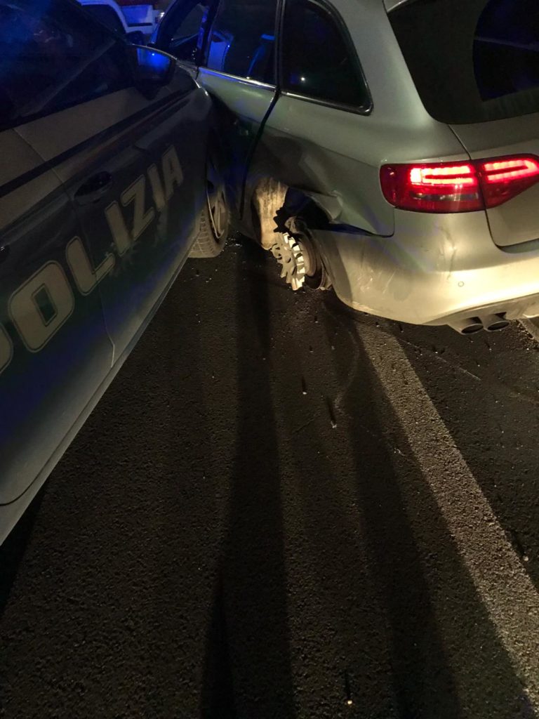 Polizia va all'inseguimento dei ladri e tampona la loro auto: malviventi in fuga